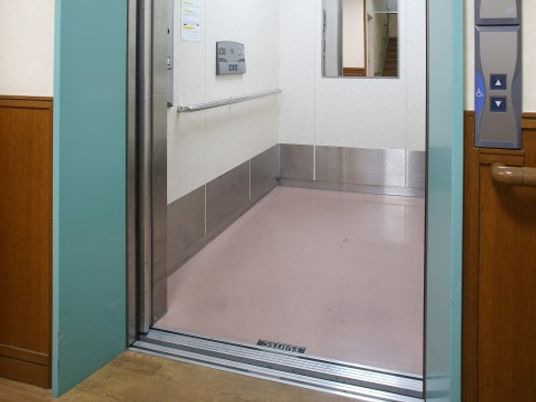 バリアフリー設計のエレベーター