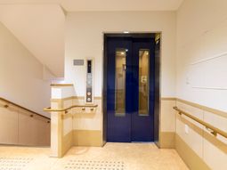 清潔感あるエレベーターホール