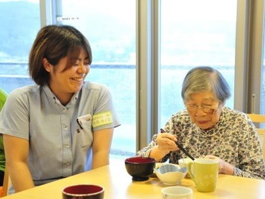 スタッフと利用者の食事風景
