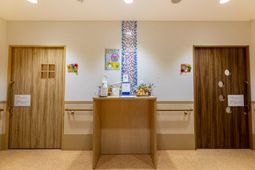 受付と装飾のある廊下