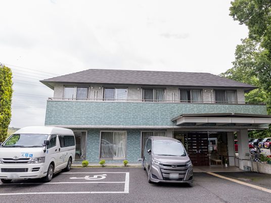 静かな住宅風の外観