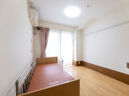 明るい個室の居室