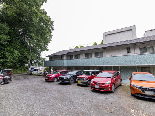 駐車場と建物の外観