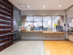 受付カウンターと掲示物