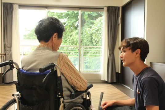 笑顔で対話する二人 居室