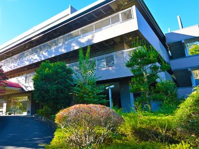 自然に囲まれた外観