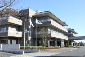 明るい日差しの外観