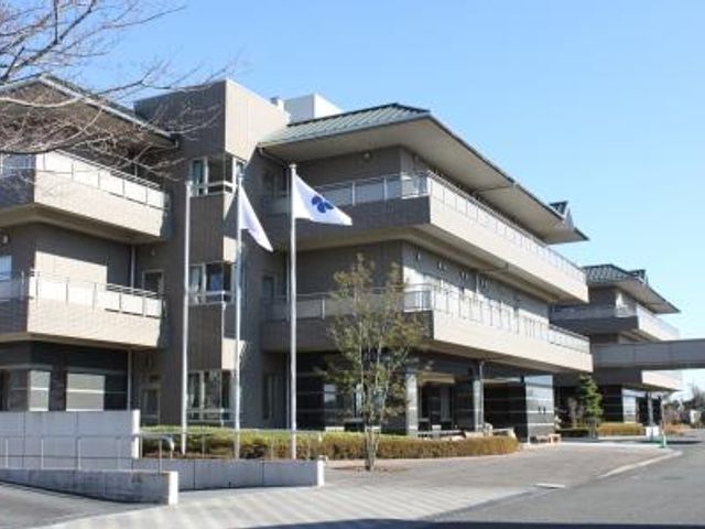 明るい日差しの外観 外観 開放的で日差しが心地よく感じられる施設の外観です。散策やリフレッシュに適した環境をご覧いただけます。