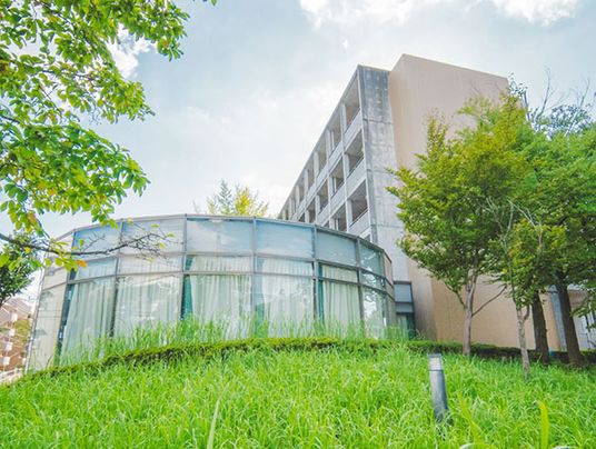 緑豊かな建物外観