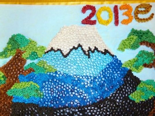 ボタンで作られた富士山アート