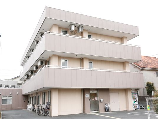 多階層の建物外観