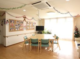 明るい採光のラウンジ空間