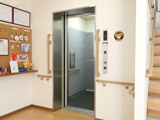 手すり付きの明るいエレベーター