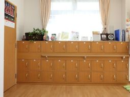 木製キャビネットと窓