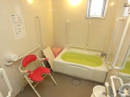 バリアフリーの浴室設備