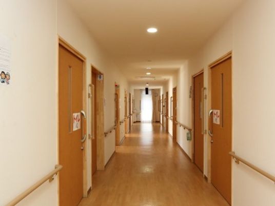 明るい廊下と部屋の扉