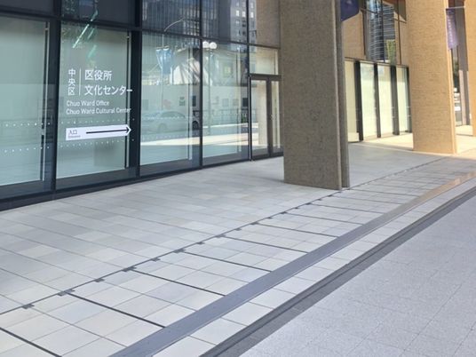 ガラス張りの建物入口  