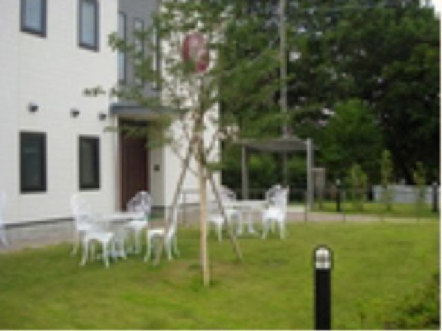 屋外休憩スペースの中庭 中庭 緑に囲まれた中庭で、利用者様と一緒に癒しのひと時を過ごしませんか。