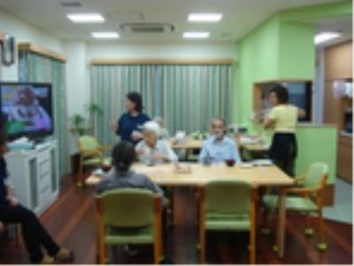 スタッフと利用者の和やかな食堂