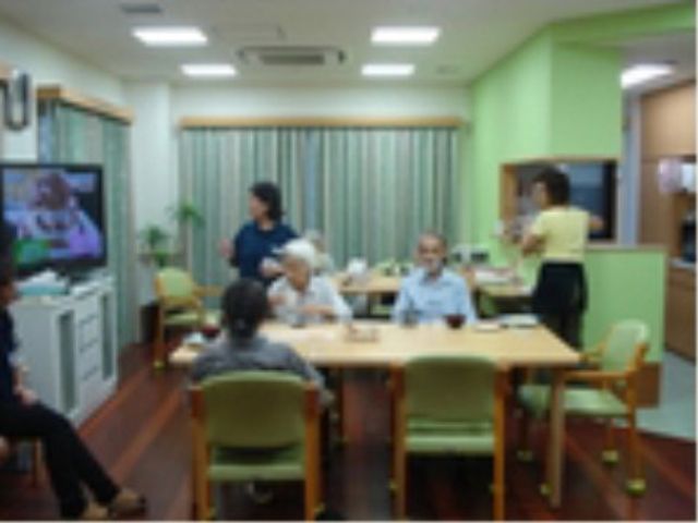 スタッフと利用者の和やかな食堂 ラウンジ 笑顔あふれる食堂で、利用者様の日々の生活をサポートするやりがいのあるお仕事です。