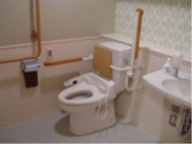 安全配慮のトイレ設備 トイレ 利用者様の安全を支える、手すり完備のトイレをお掃除するお仕事です。
