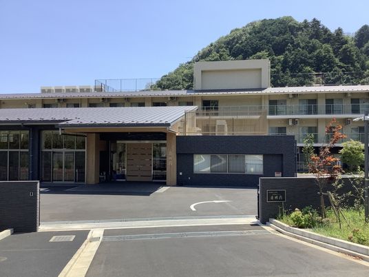 施設の正面玄関  