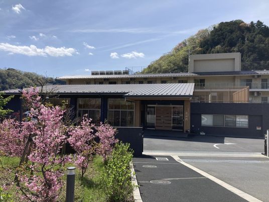 桜が咲く施設外観  