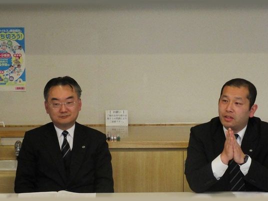 スーツ姿の男性2人の休憩室  