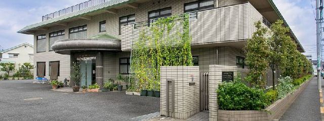 緑豊かな施設外観