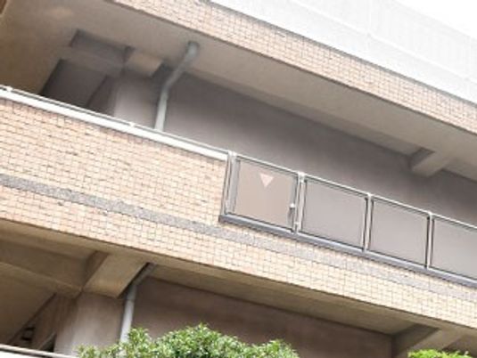 木々のある建物外観
