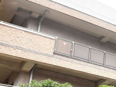 木々のある建物外観