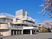 桜が映える建物外観  