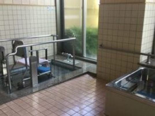浴室の手すりと浴槽  