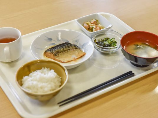 和食の献立が並ぶ食卓
