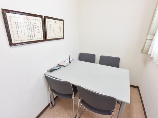 シンプルな居室のテーブル
