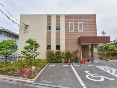 落ち着いた建物の外観