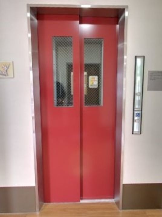 赤いエレベーターの扉