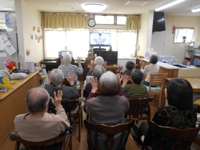 活気あるレクリエーション 食堂 賑やかな食堂でのレクリエーションを通じ、利用者様との温かい関係を築けるやりがいのあるお仕事です。
