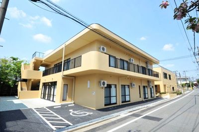 落ち着いた色合いの外観