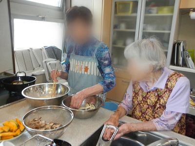 調理を楽しむ住人たちキッチン