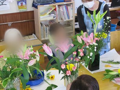 花を活ける人々の室内