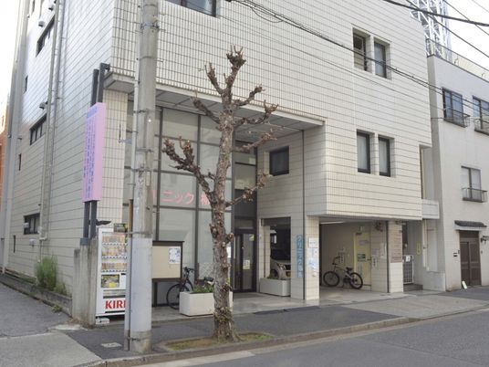自転車が置かれた建物前