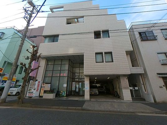 白い建物の外観