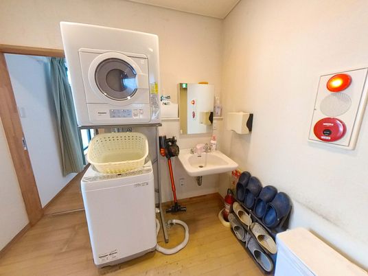 洗濯機と洗面台の部屋