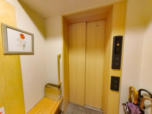 明るい廊下のエレベーター