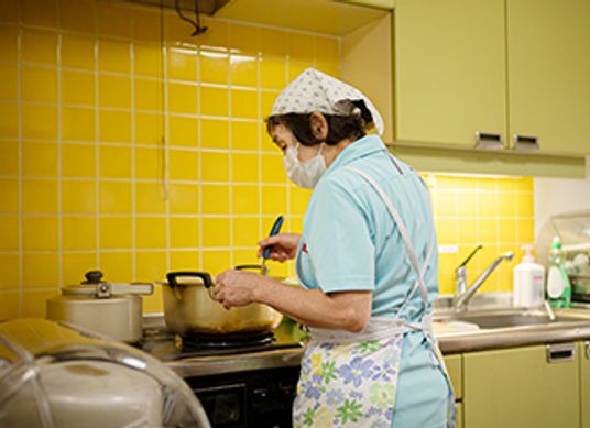 調理中の女性のキッチン