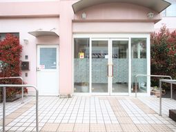 ピンクの建物のエントランス