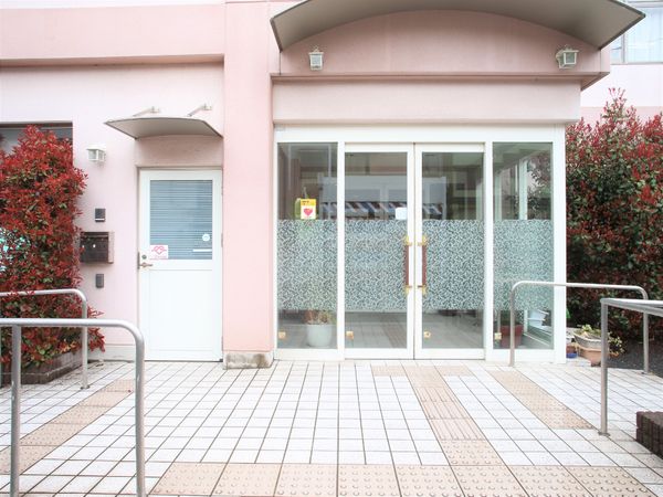 ピンクの建物のエントランス