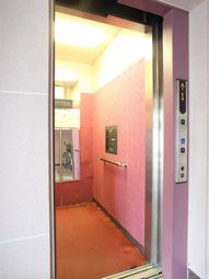 エレベーターの開いた扉