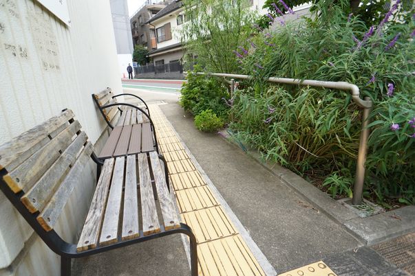 屋外の休憩スペース